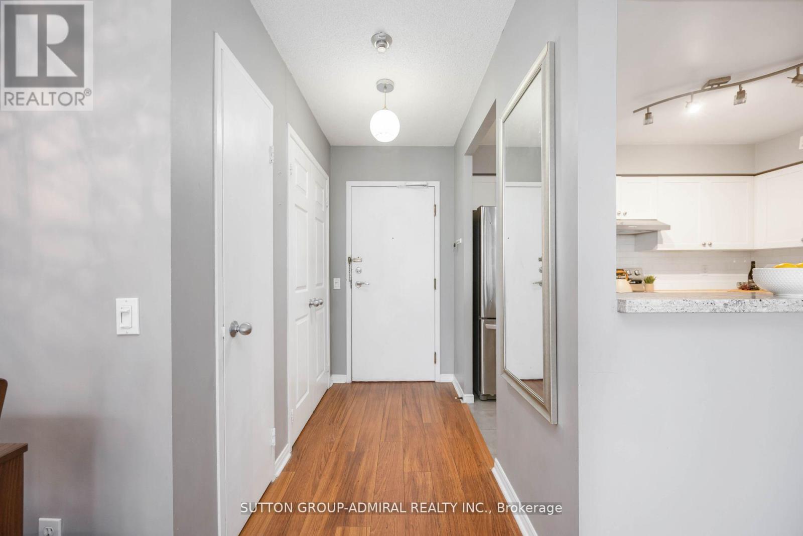 412 - 81 Townsgate Drive, Vaughan, Ontario  L4J 8E6 - Photo 2 - N12098590