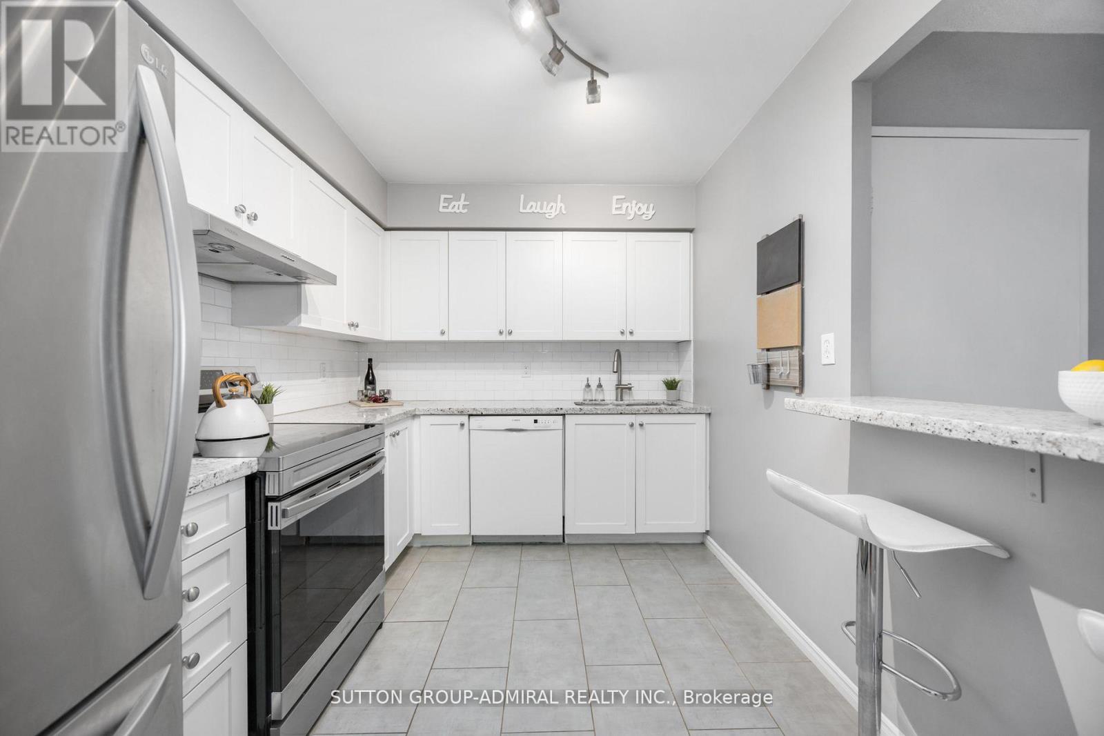 412 - 81 Townsgate Drive, Vaughan, Ontario  L4J 8E6 - Photo 4 - N12098590