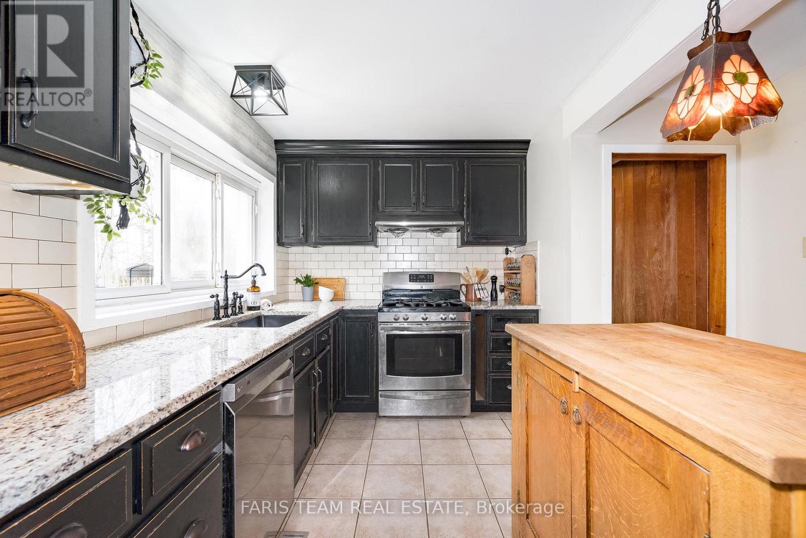 1983 Horseshoe Valley Road W, Oro-Medonte, Ontario  L4M 4Y8 - Photo 4 - S12098520