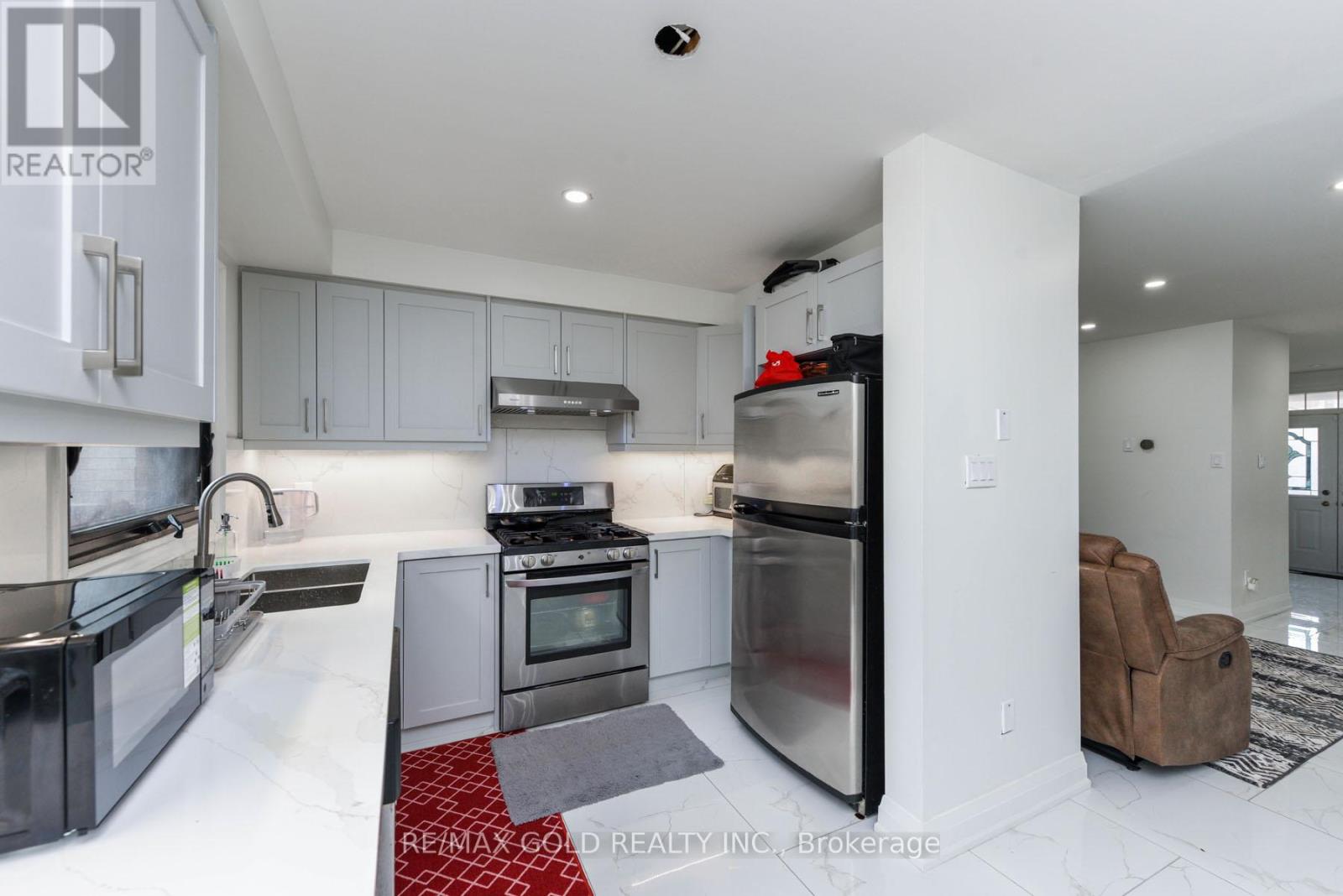 17 Penguin Lane, Brampton, Ontario  L6R 2C1 - Photo 17 - W12098618