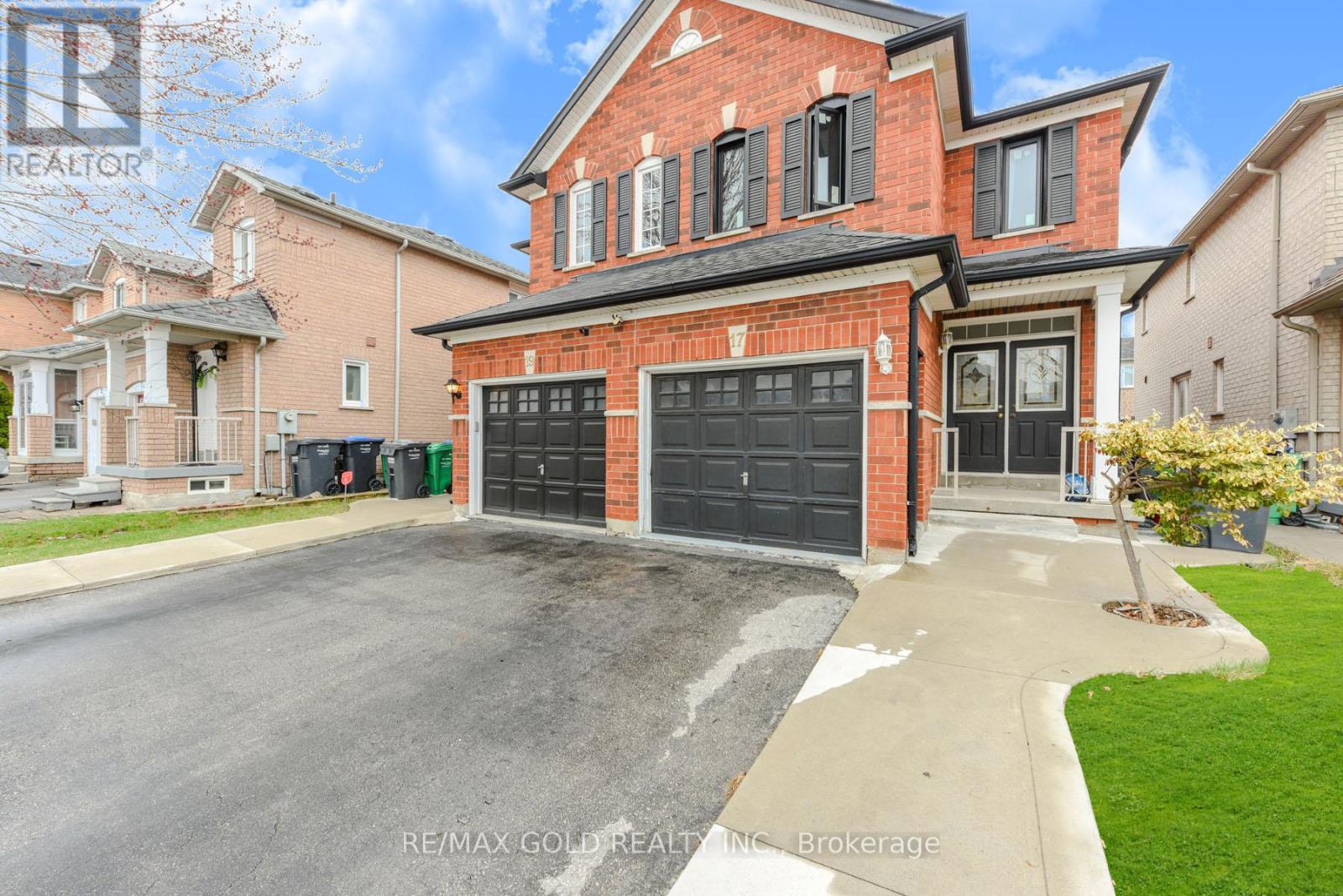 17 Penguin Lane, Brampton, Ontario  L6R 2C1 - Photo 2 - W12098618