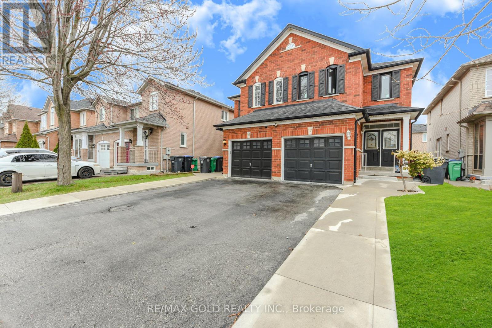 17 Penguin Lane, Brampton, Ontario  L6R 2C1 - Photo 3 - W12098618