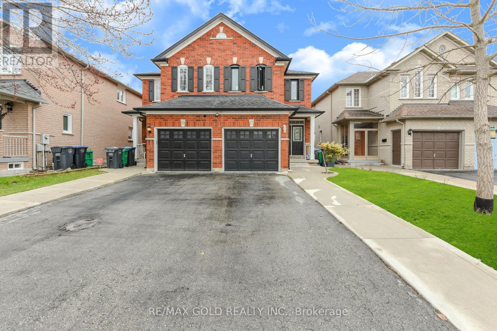 17 Penguin Lane, Brampton, Ontario  L6R 2C1 - Photo 4 - W12098618
