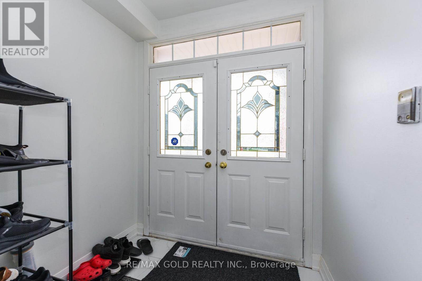 17 Penguin Lane, Brampton, Ontario  L6R 2C1 - Photo 6 - W12098618