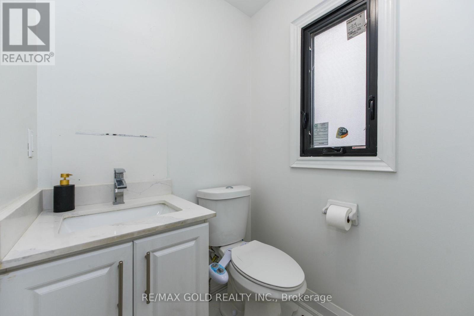 17 Penguin Lane, Brampton, Ontario  L6R 2C1 - Photo 7 - W12098618