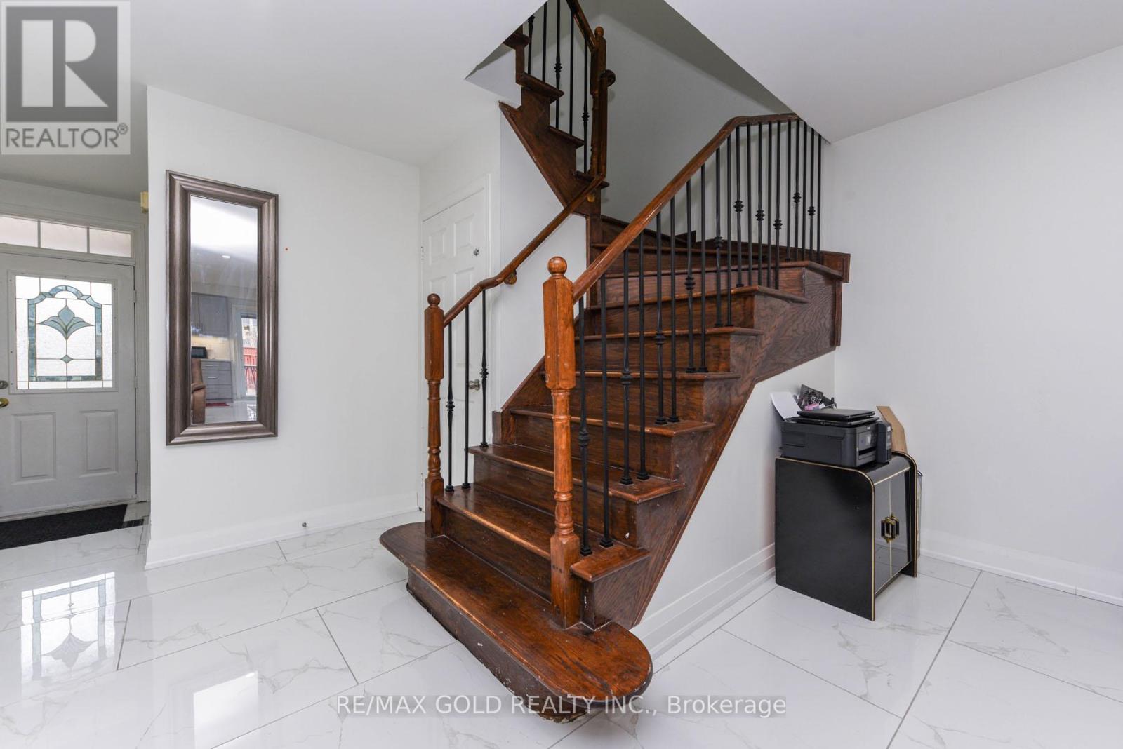 17 Penguin Lane, Brampton, Ontario  L6R 2C1 - Photo 8 - W12098618