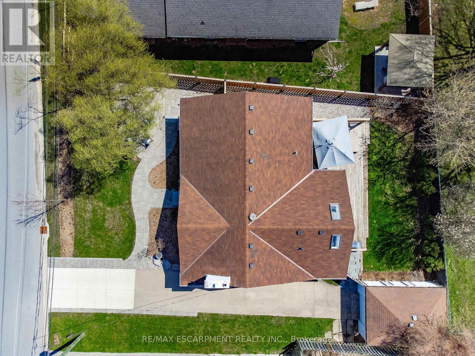 Property at 5046 ELIZABETH STREET image 3