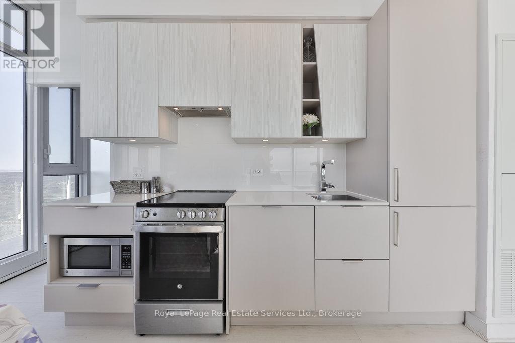 6005 - 3900 Confederation Parkway, Mississauga, Ontario  L5B 0M3 - Photo 10 - W12098743