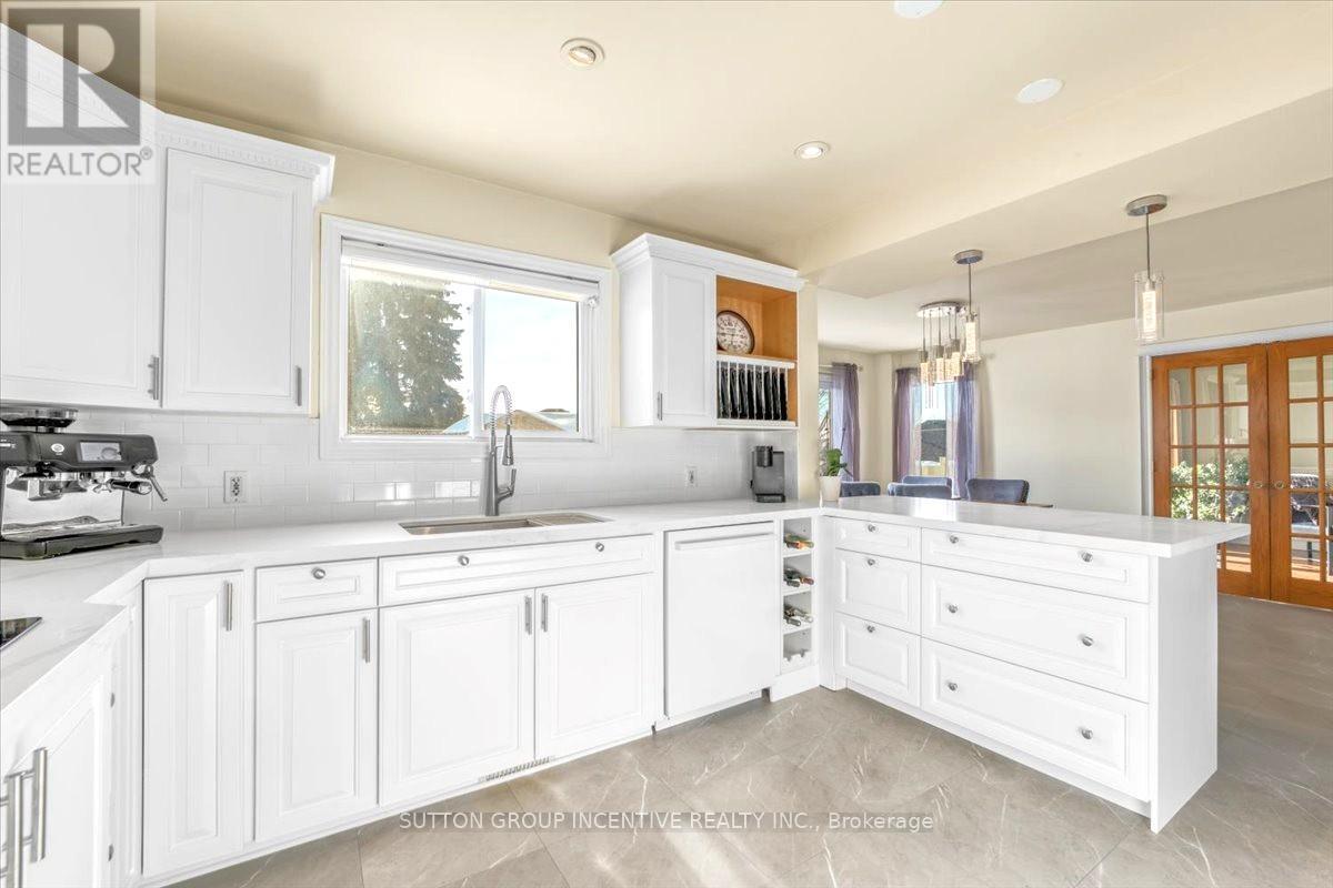 9 Tower Court, Bradford West Gwillimbury (Bradford), Ontario  L3Z 2V2 - Photo 10 - N12098878