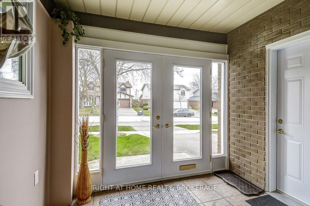 110 Elgin Drive, Brampton, Ontario  L6Y 2E8 - Photo 7 - W12098776