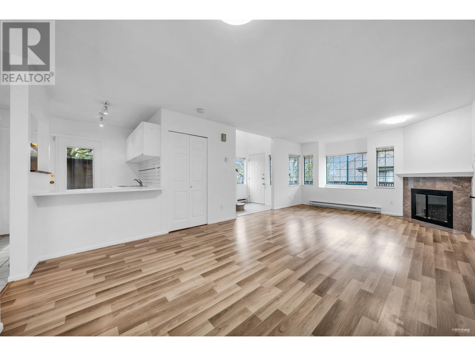 Listing Picture 2 of 17 : 21 355 DUTHIE AVENUE, Burnaby / 本拿比 - 魯藝地產 Yvonne Lu Group - MLS Medallion Club Member