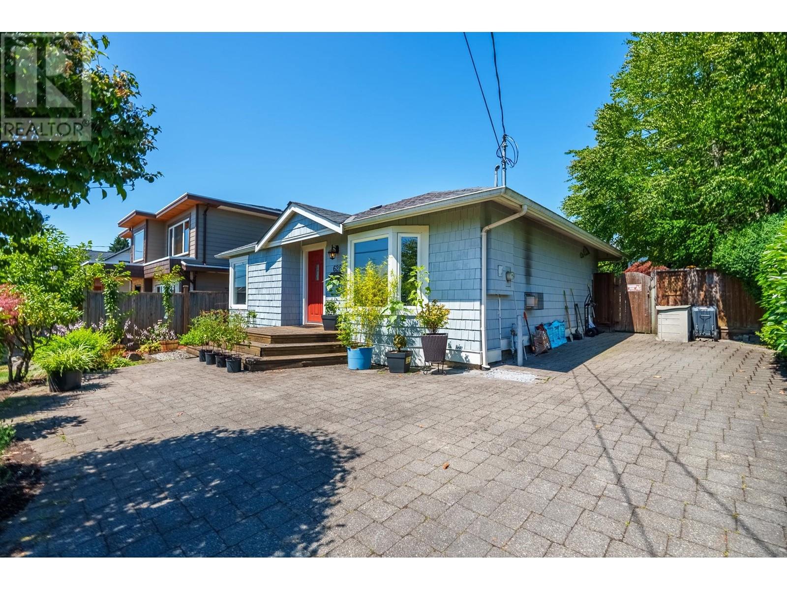 Property at 628 E 7TH STREET image 3