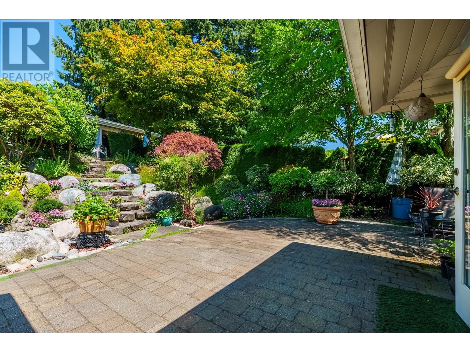 Property at 628 E 7TH STREET image 4