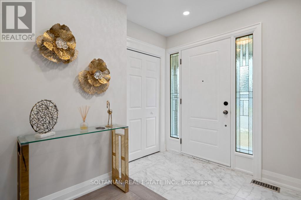 35 Brookland Avenue, Aurora, Ontario  L4G 2H6 - Photo 2 - N12098949