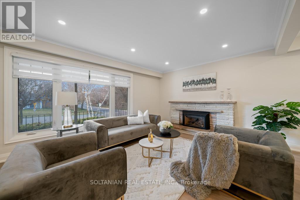 35 Brookland Avenue, Aurora, Ontario  L4G 2H6 - Photo 3 - N12098949