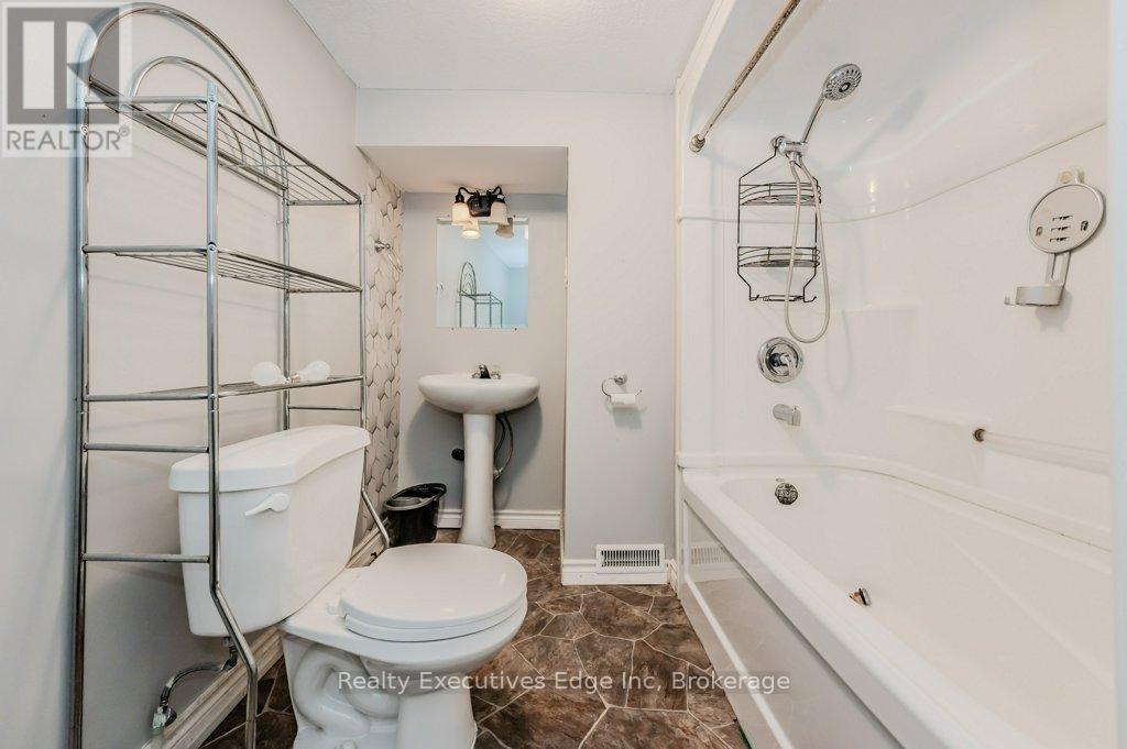 46 Appalachian Crescent, Kitchener, Ontario  N2E 1A4 - Photo 16 - X12099079