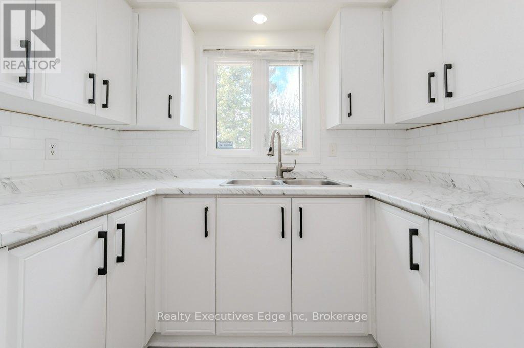 46 Appalachian Crescent, Kitchener, Ontario  N2E 1A4 - Photo 5 - X12099079