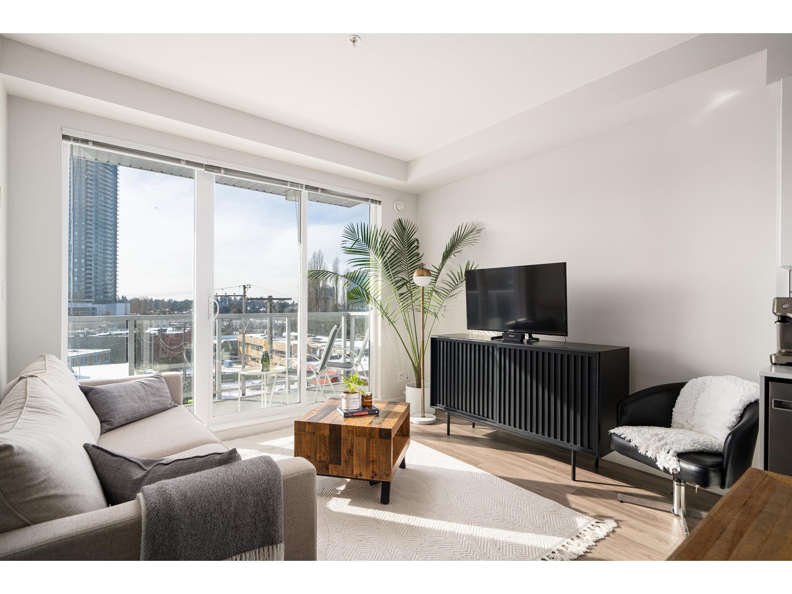 404 10838 Whalley Boulevard, Surrey, British Columbia  V3R 0G8 - Photo 2 - R2993443