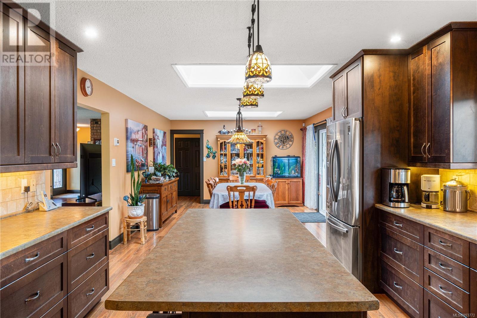 Property at 1306 Woodland Dr image 3