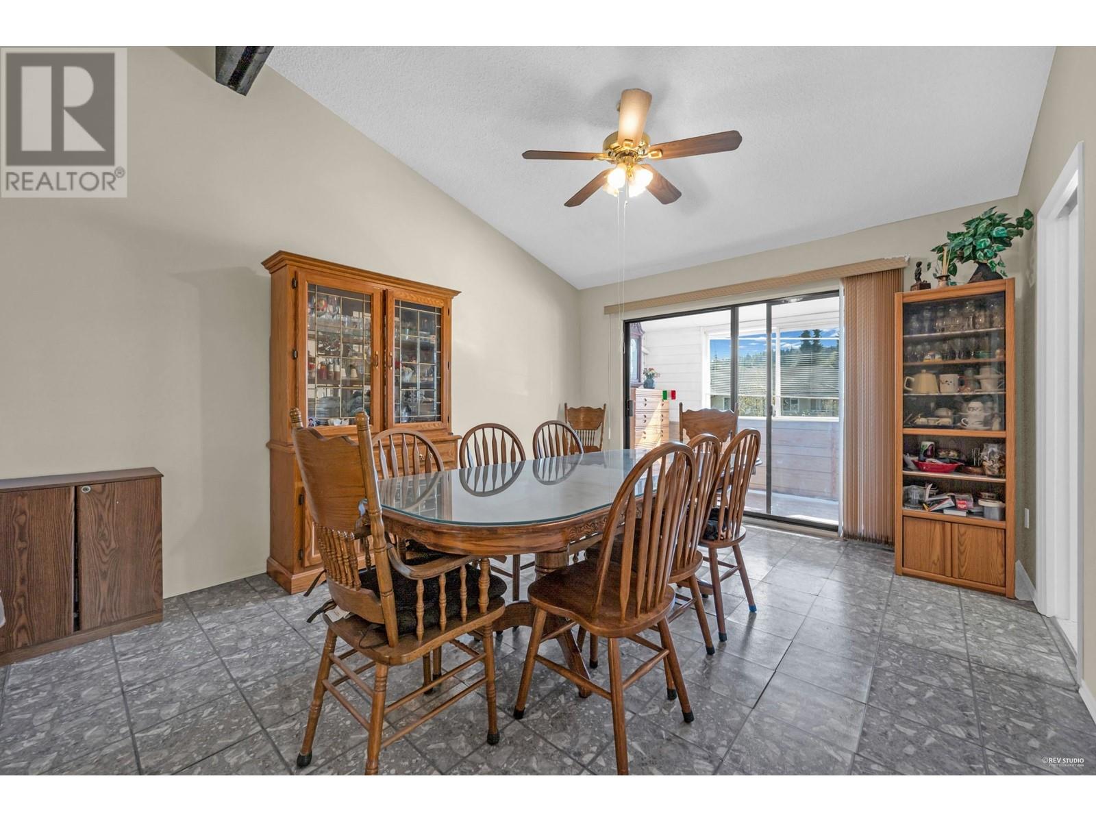 567 Clare Avenue, Burnaby, British Columbia  V5B 4L3 - Photo 4 - R2993358