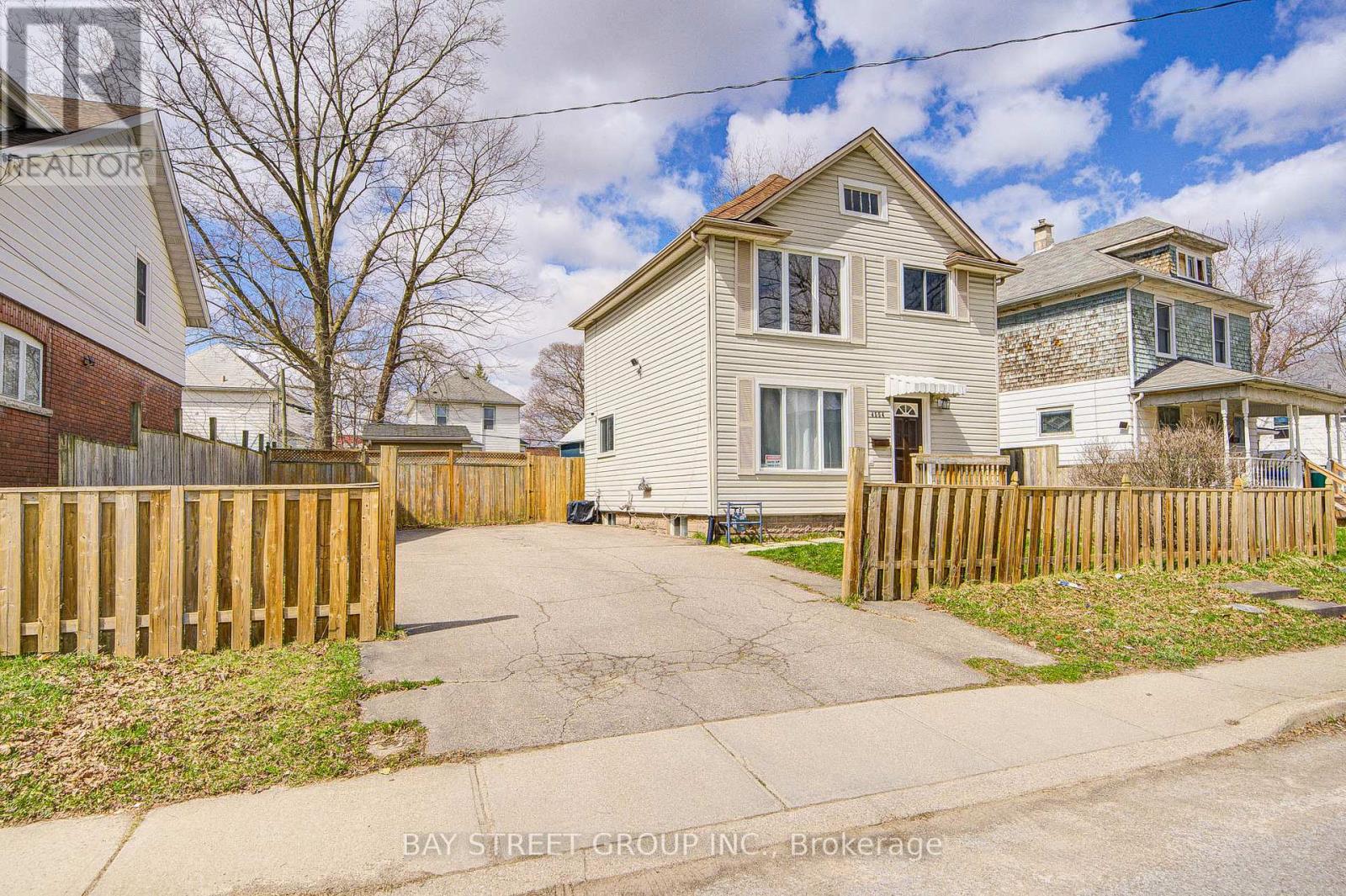 4554 Ryerson Crescent, Niagara Falls (Downtown), Ontario  L2E 1E2 - Photo 3 - X12074837