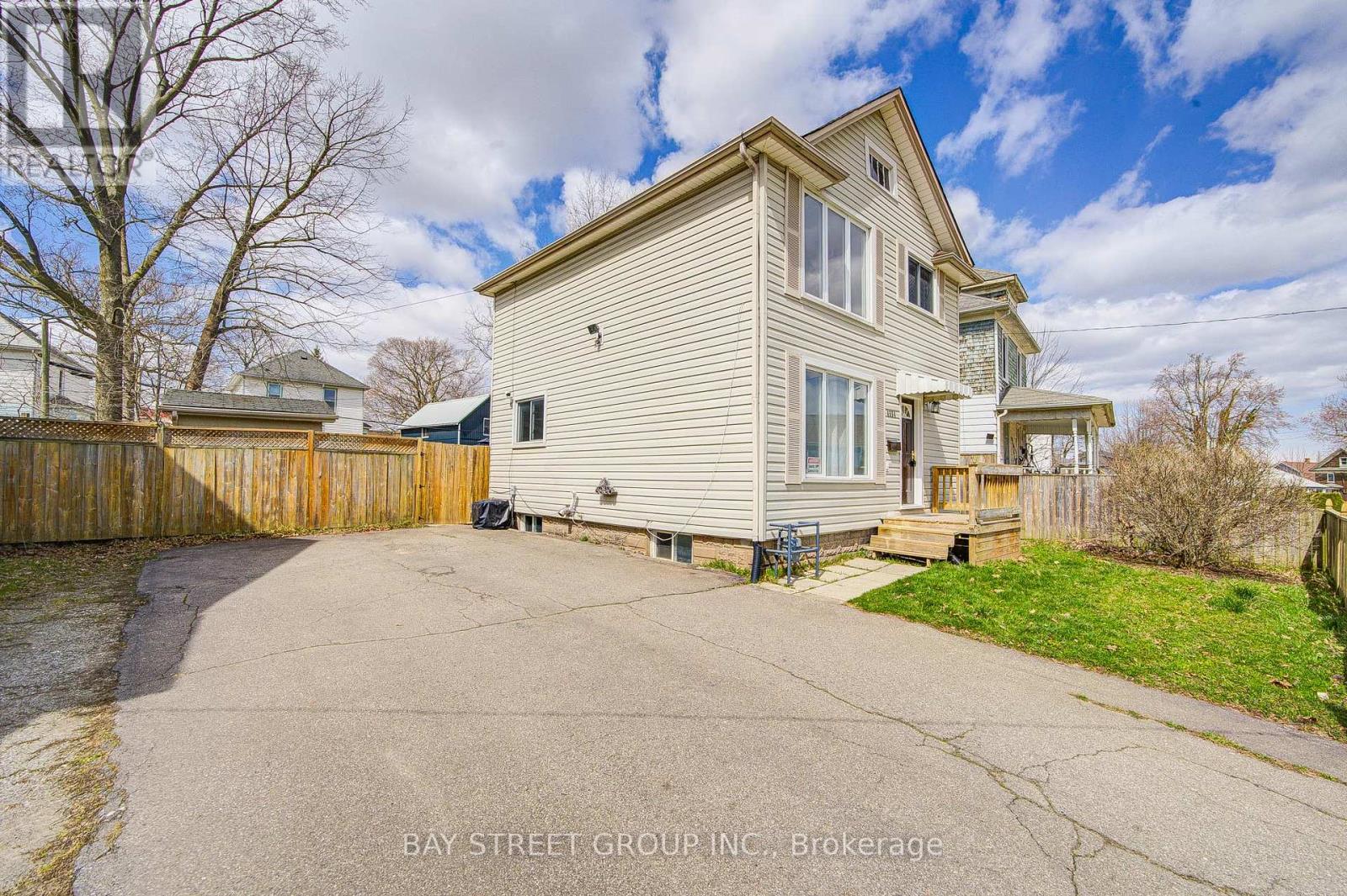 4554 Ryerson Crescent, Niagara Falls (Downtown), Ontario  L2E 1E2 - Photo 6 - X12074837