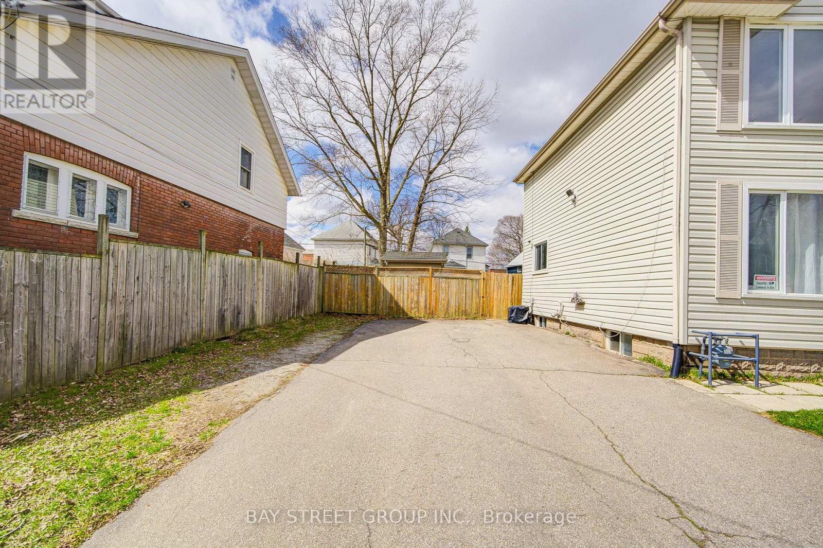 4554 Ryerson Crescent, Niagara Falls (Downtown), Ontario  L2E 1E2 - Photo 4 - X12074837