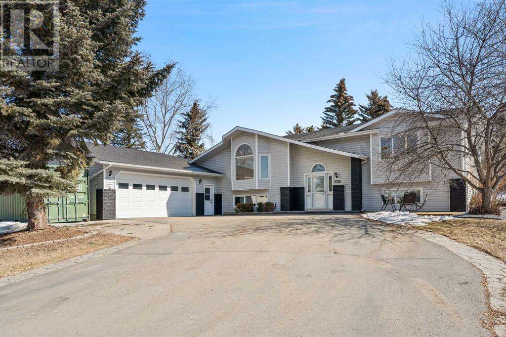 1088 East Chestermere Drive, Chestermere, Alberta  T1X 1A9 - Photo 1 - A2193768