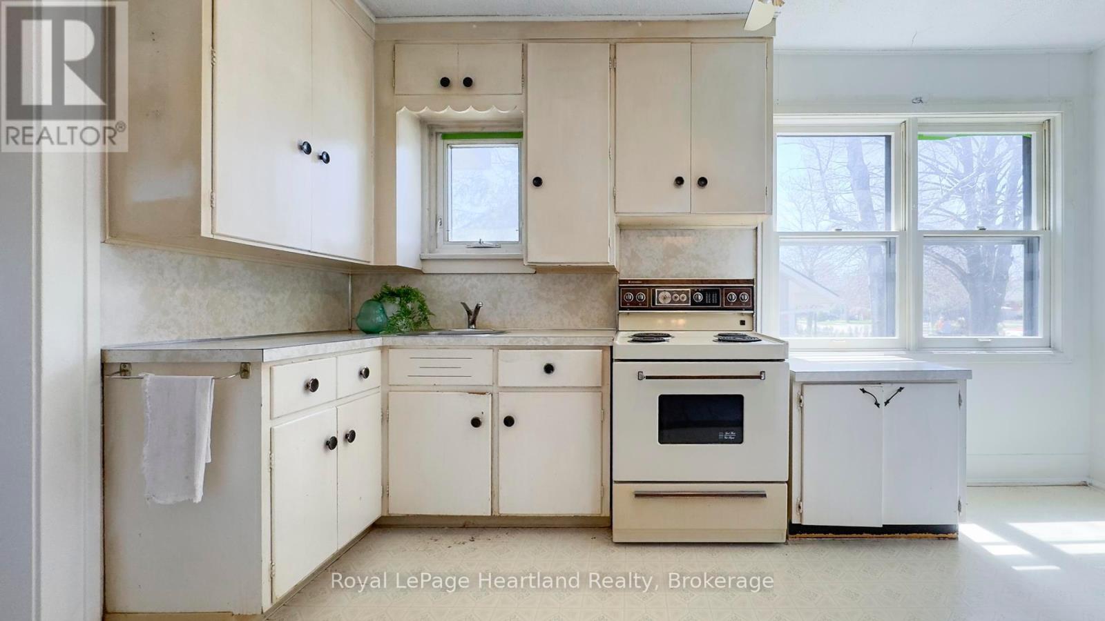 136 Cambria Road N, Goderich, Ontario  N7A 2P8 - Photo 10 - X12099299