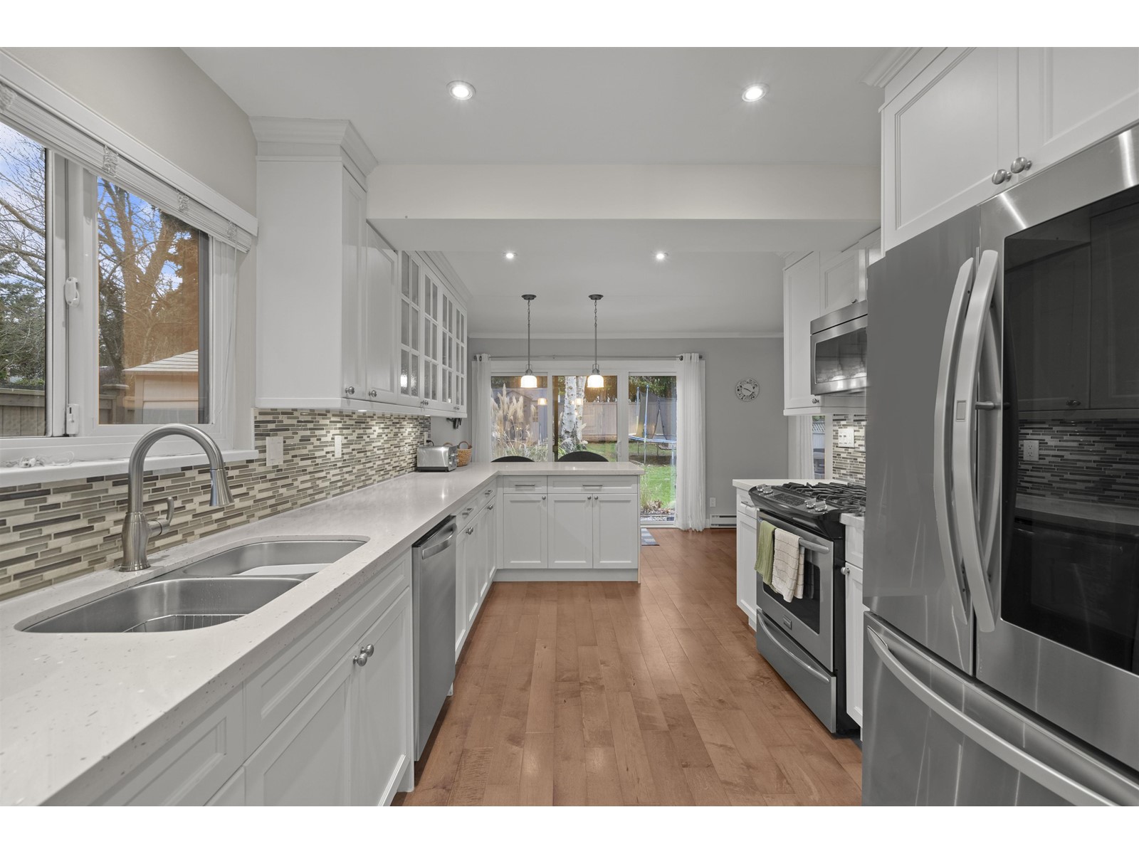 Property at 13507 15 AVENUE image 2