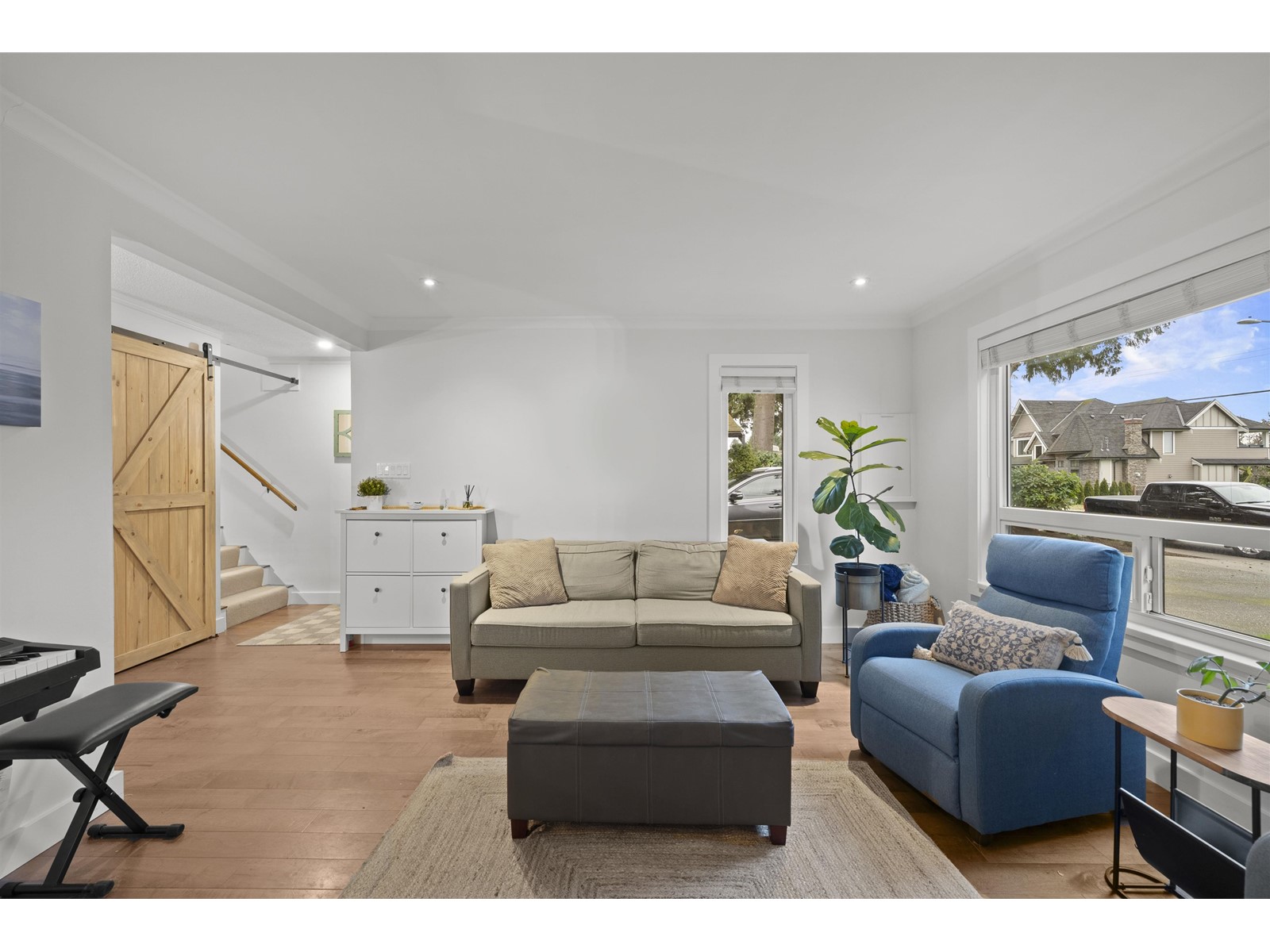 Property at 13507 15 AVENUE image 5
