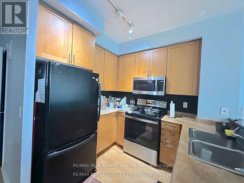 301 - 3939 Duke Of York Boulevard, Mississauga, Ontario  L5B 4N2 - Photo 8 - W12099339