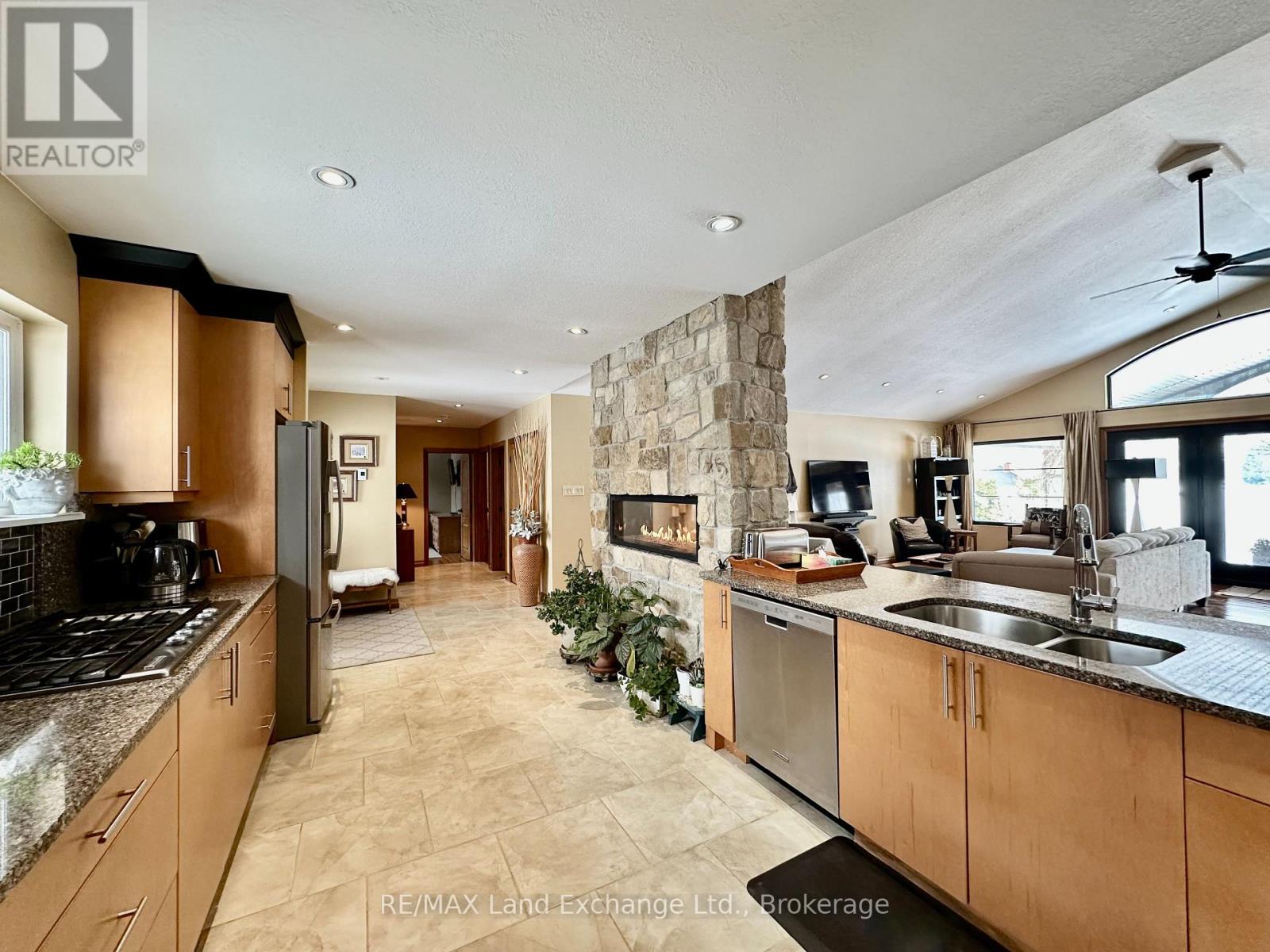 203 Campbell Crescent, Kincardine, Ontario  N2Z 1B9 - Photo 11 - X12047894