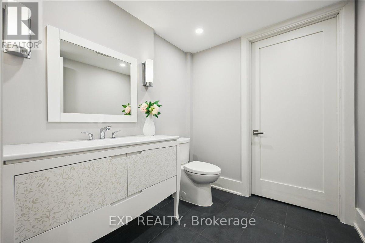 528 Wellington Crescent, Oakville, Ontario  L6L 4X5 - Photo 41 - W12099405