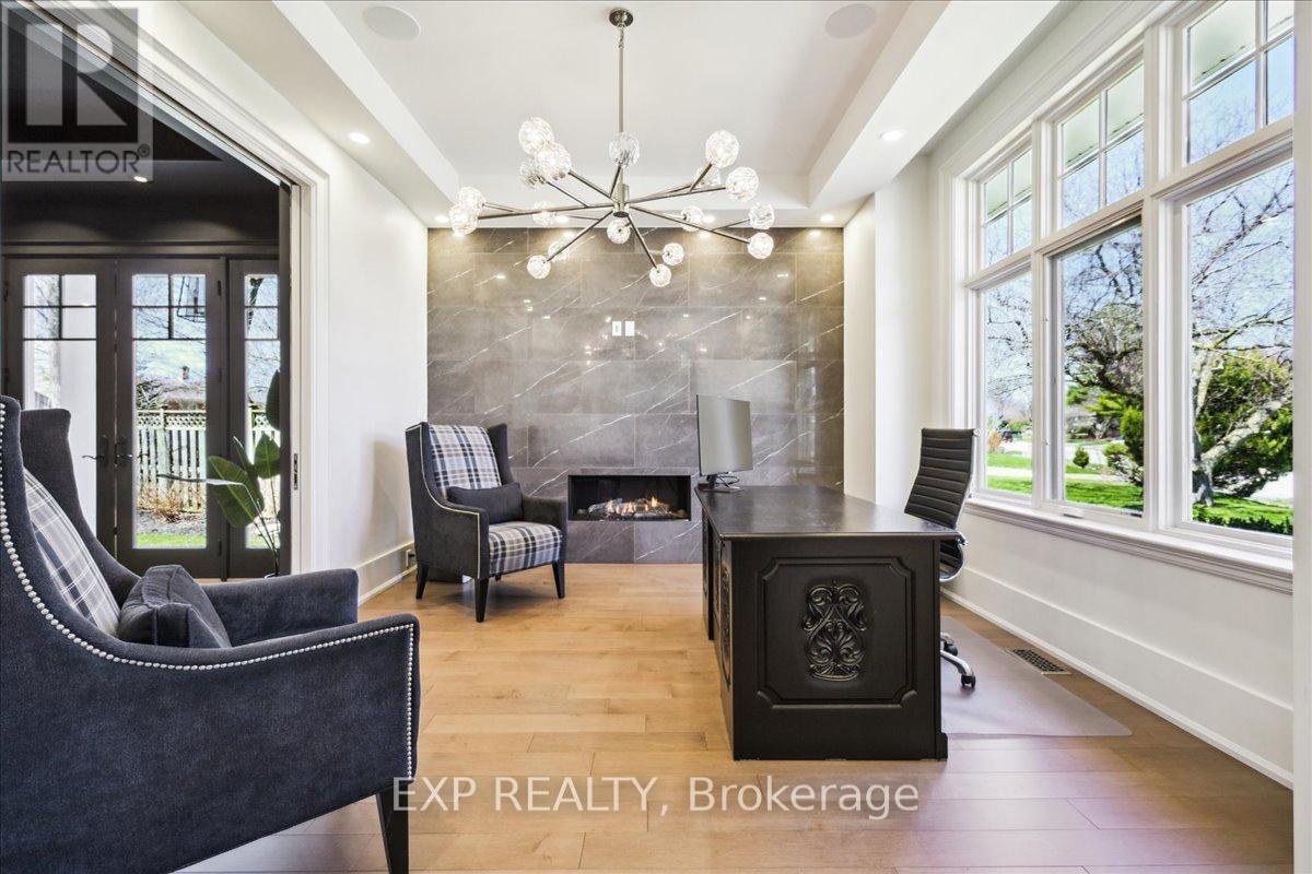 528 Wellington Crescent, Oakville, Ontario  L6L 4X5 - Photo 5 - W12099405