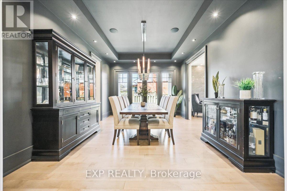 528 Wellington Crescent, Oakville, Ontario  L6L 4X5 - Photo 7 - W12099405