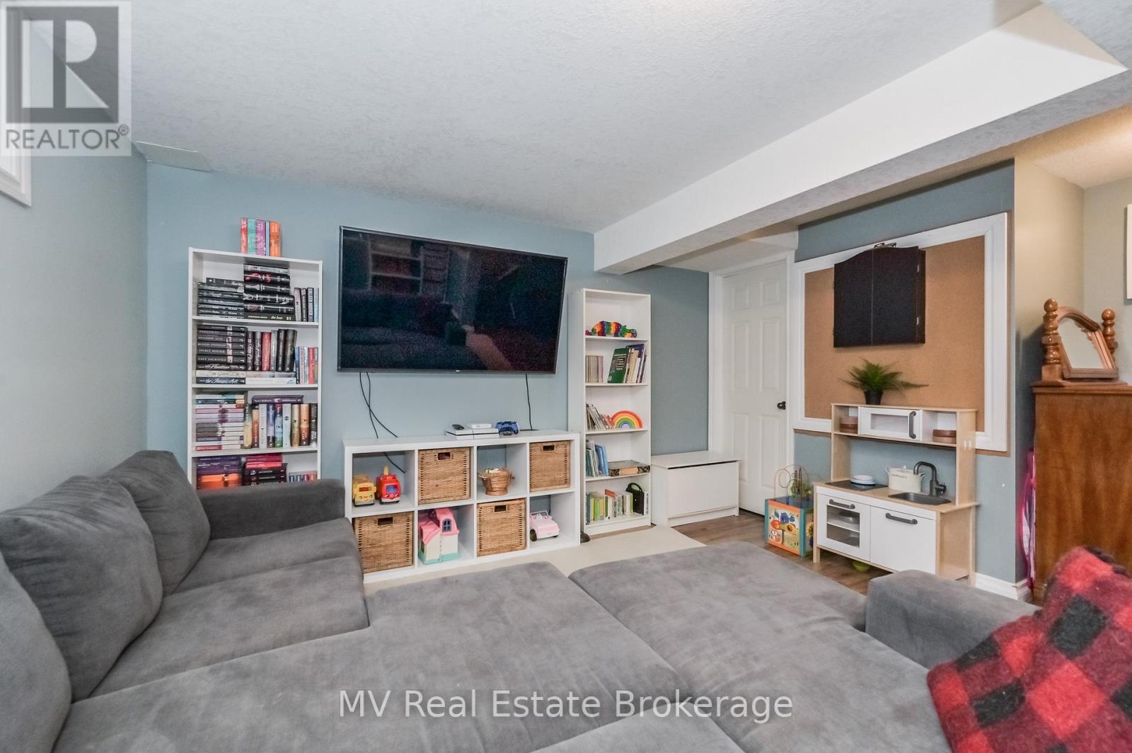 284 Millburn Boulevard, Centre Wellington, Ontario  N1M 3S3 - Photo 38 - X12099396