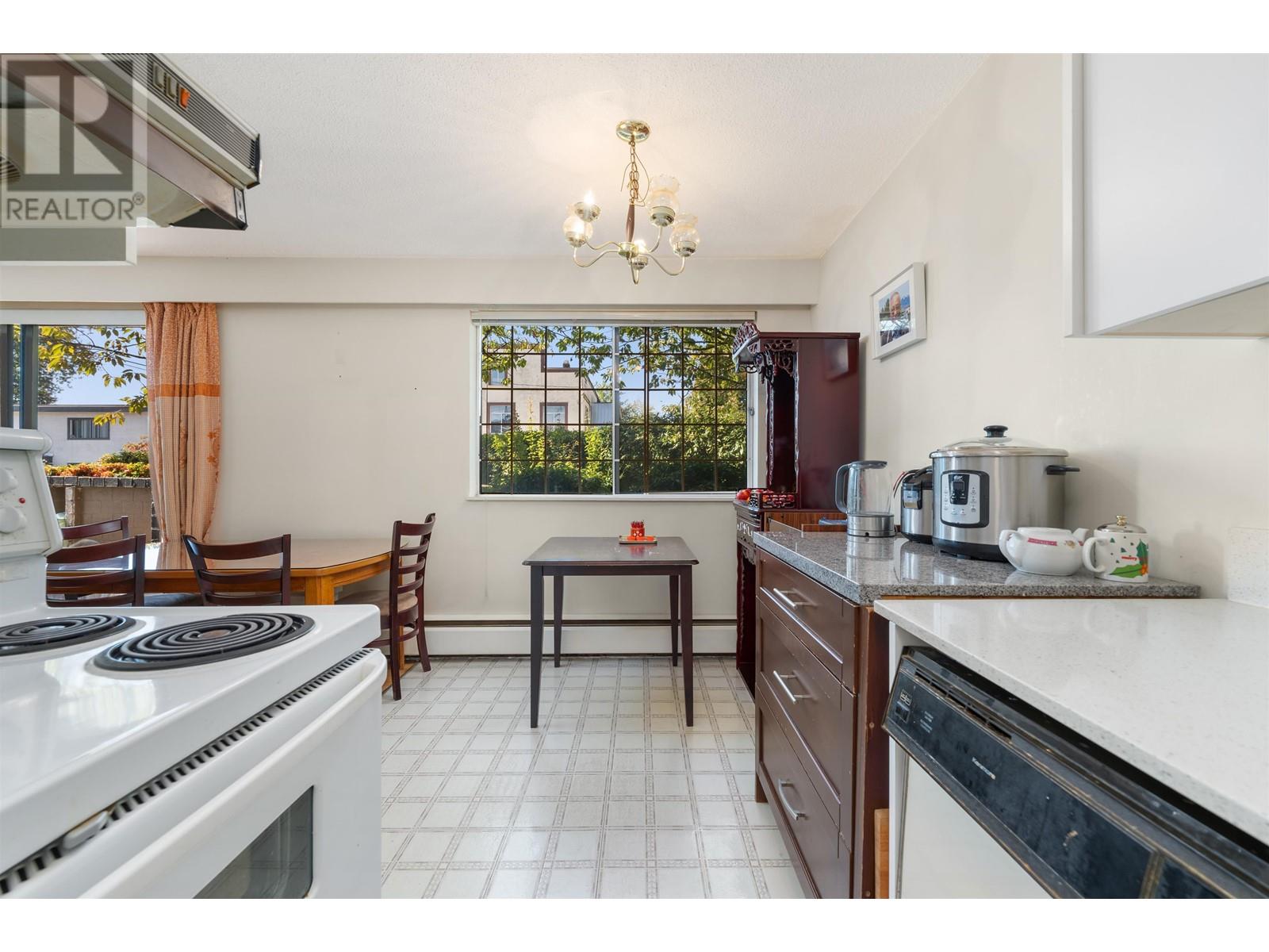 Listing Picture 6 of 13 : 112 2222 CAMBRIDGE STREET, Vancouver / 溫哥華 - 魯藝地產 Yvonne Lu Group - MLS Medallion Club Member