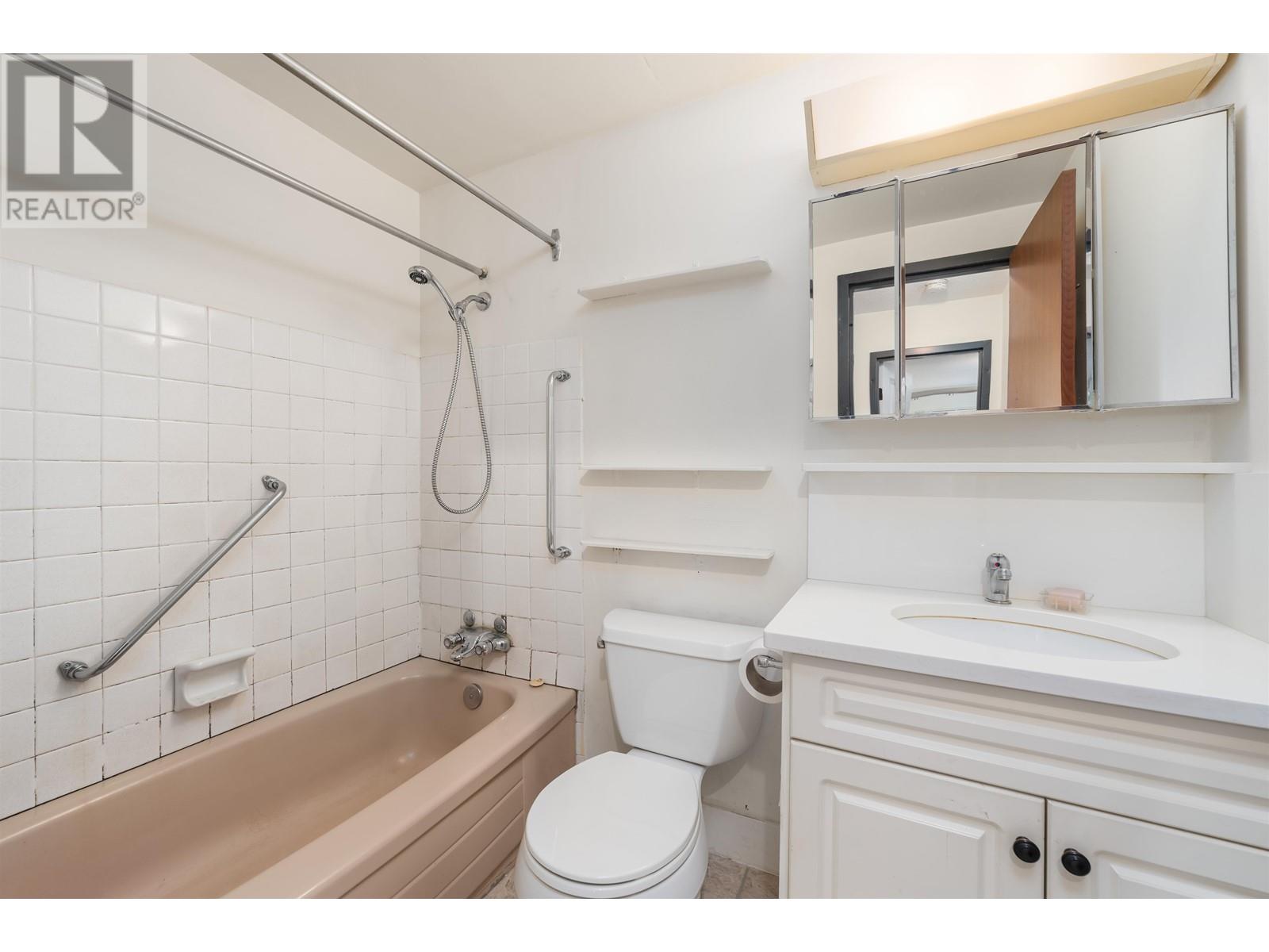 Listing Picture 9 of 13 : 112 2222 CAMBRIDGE STREET, Vancouver / 溫哥華 - 魯藝地產 Yvonne Lu Group - MLS Medallion Club Member