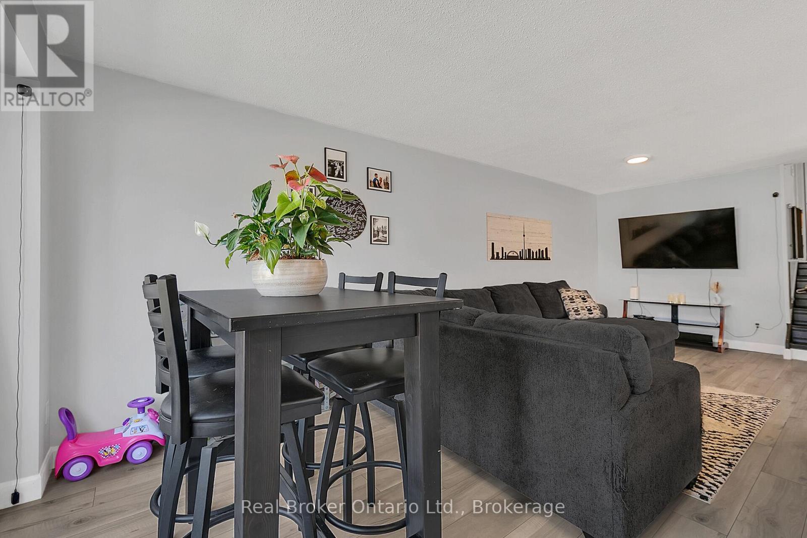 247 Heritage Drive, Kitchener, Ontario  N2B 3A9 - Photo 11 - X12099471