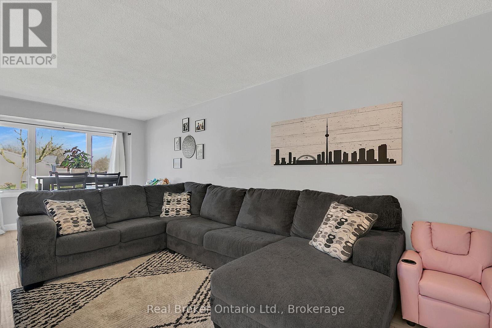 247 Heritage Drive, Kitchener, Ontario  N2B 3A9 - Photo 4 - X12099471