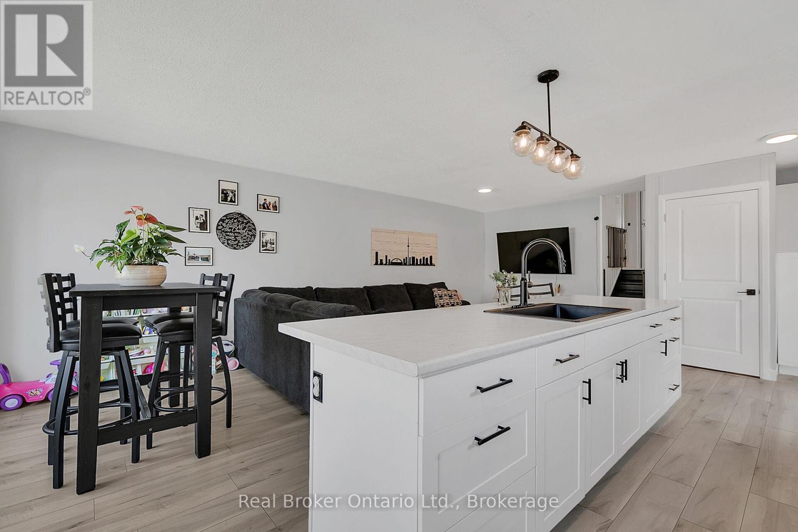 247 Heritage Drive, Kitchener, Ontario  N2B 3A9 - Photo 6 - X12099471