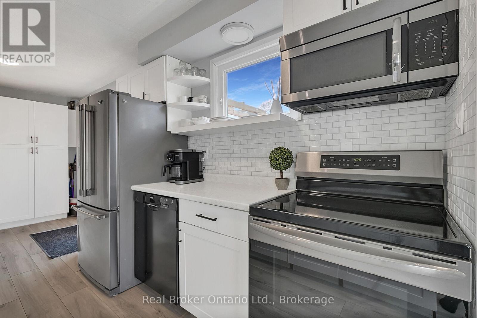 247 Heritage Drive, Kitchener, Ontario  N2B 3A9 - Photo 7 - X12099471