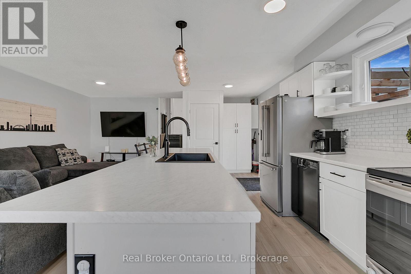 247 Heritage Drive, Kitchener, Ontario  N2B 3A9 - Photo 8 - X12099471