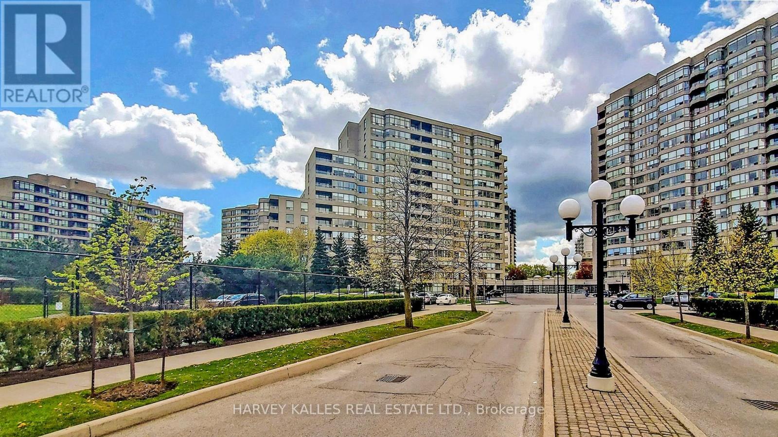 1204 - 11 Townsgate Drive, Vaughan (Crestwood-Springfarm-Yorkhill), Ontario  L4J 8G4 - Photo 2 - N12099483