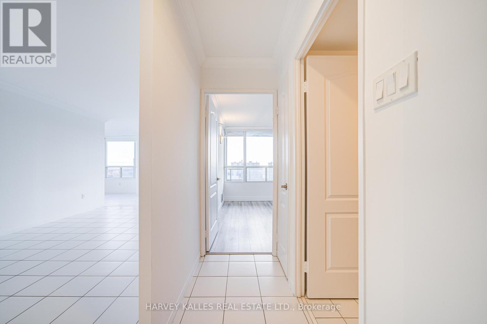 1204 - 11 Townsgate Drive, Vaughan (Crestwood-Springfarm-Yorkhill), Ontario  L4J 8G4 - Photo 32 - N12099483