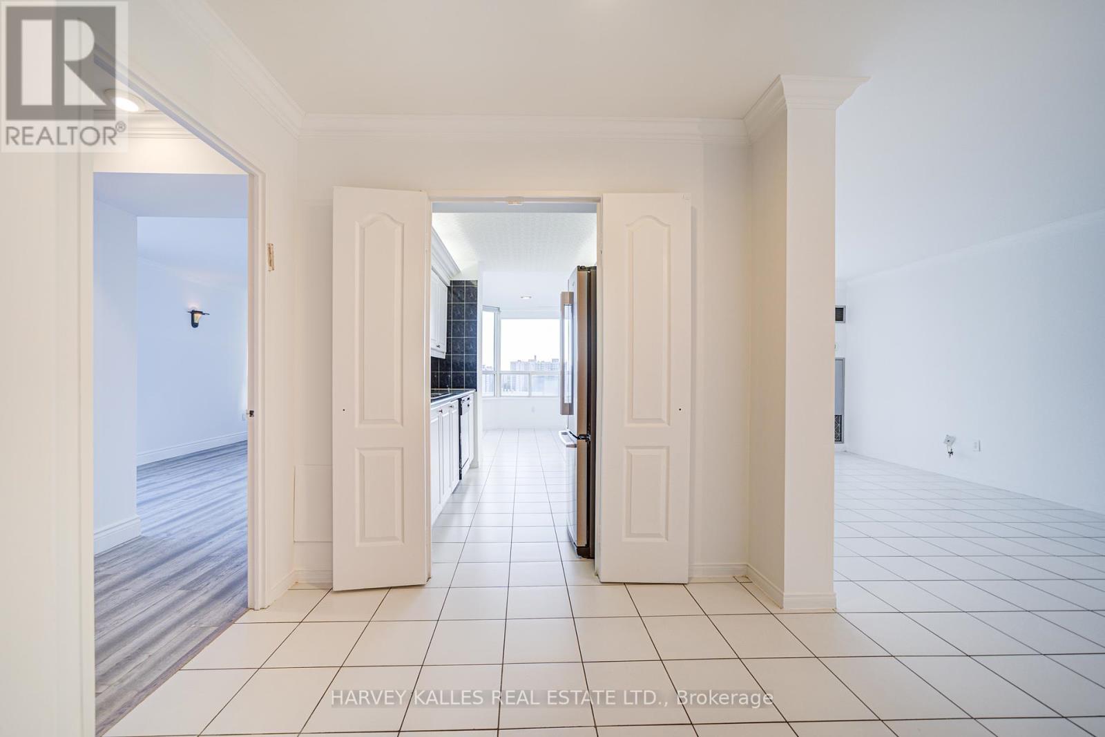 1204 - 11 Townsgate Drive, Vaughan (Crestwood-Springfarm-Yorkhill), Ontario  L4J 8G4 - Photo 7 - N12099483