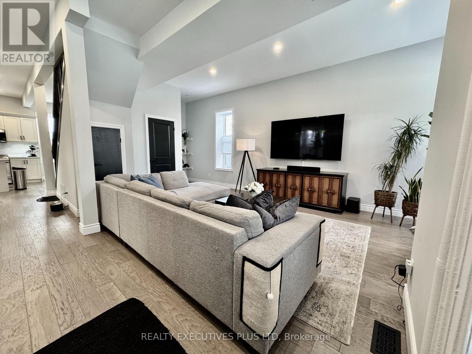 Property at 6 ELGIN STREET N image 3