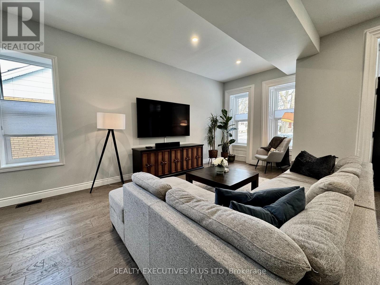 Property at 6 ELGIN STREET N image 4