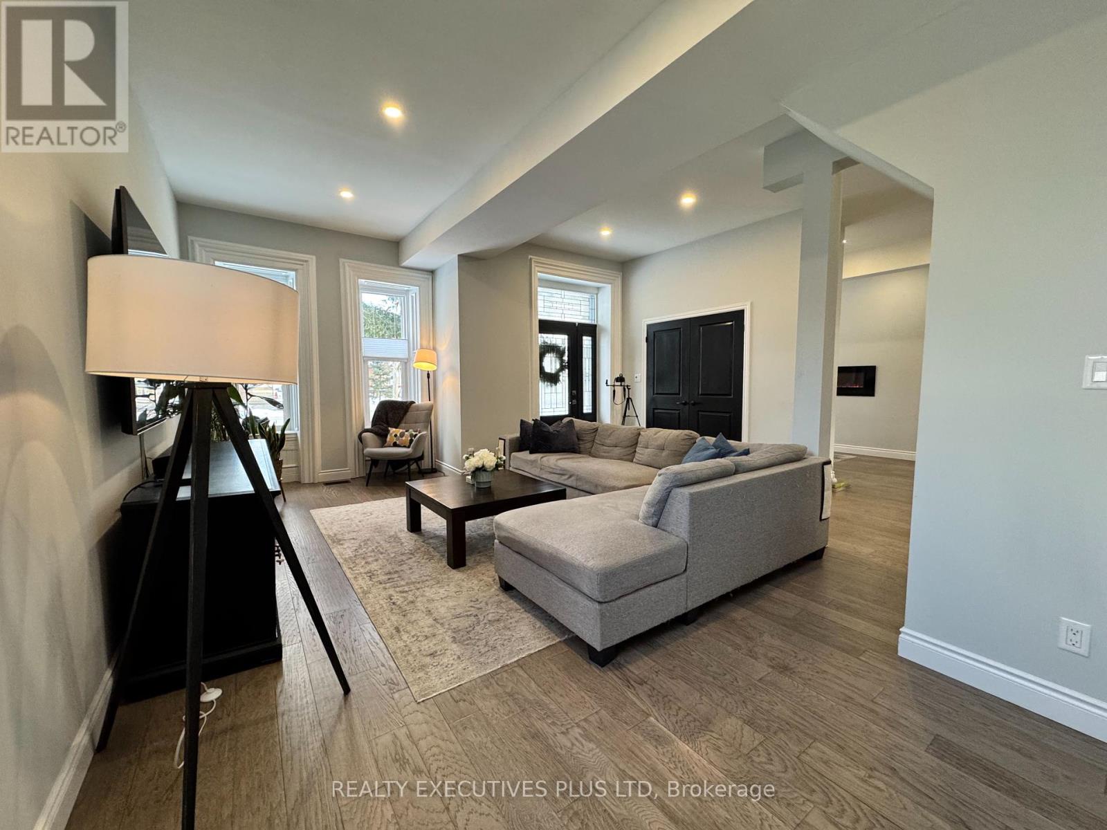Property at 6 ELGIN STREET N image 5